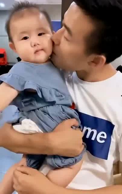 小孩亲嘴巴视频,温馨互动引网友热议